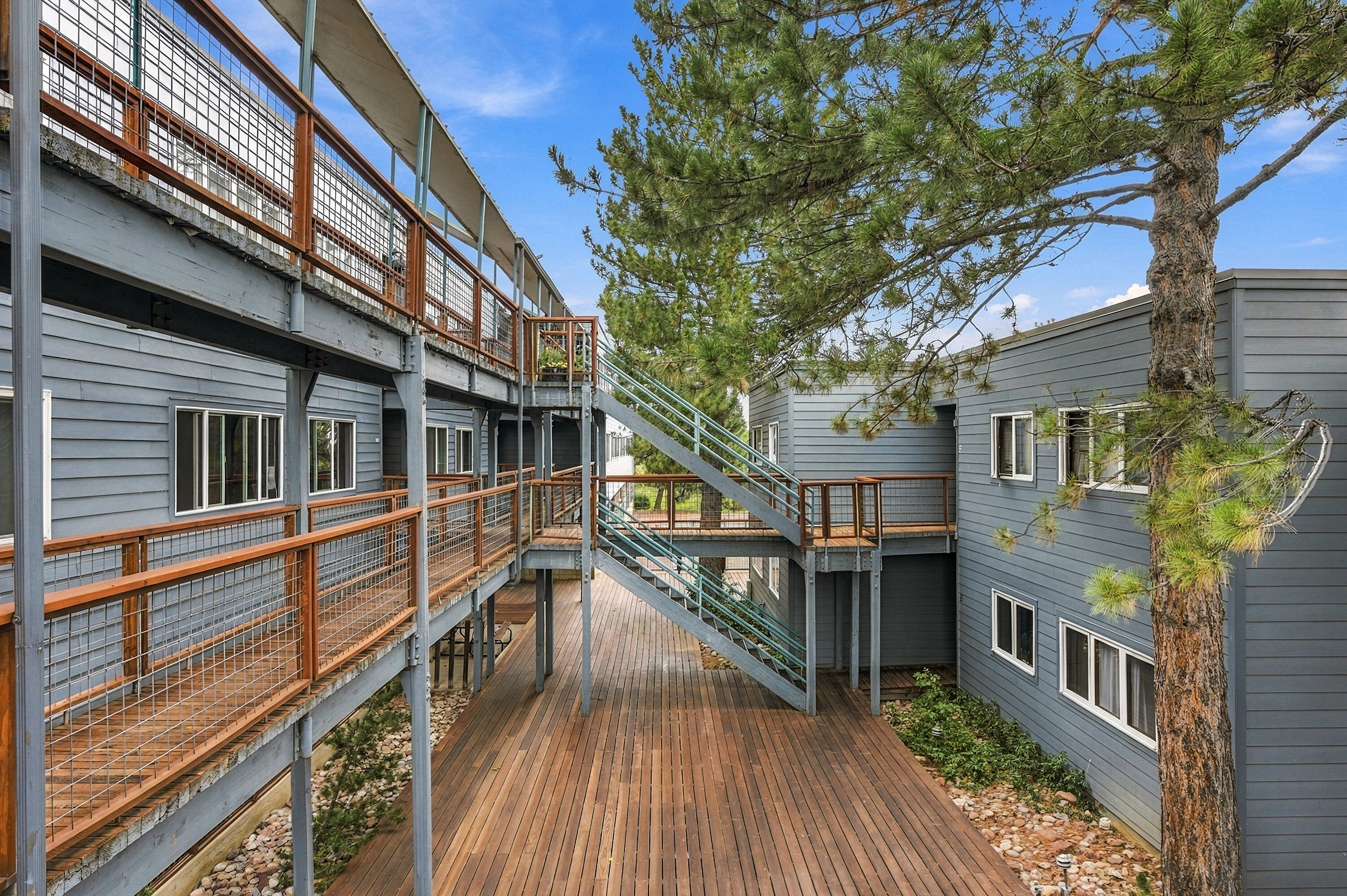 1592 Bradley Dr